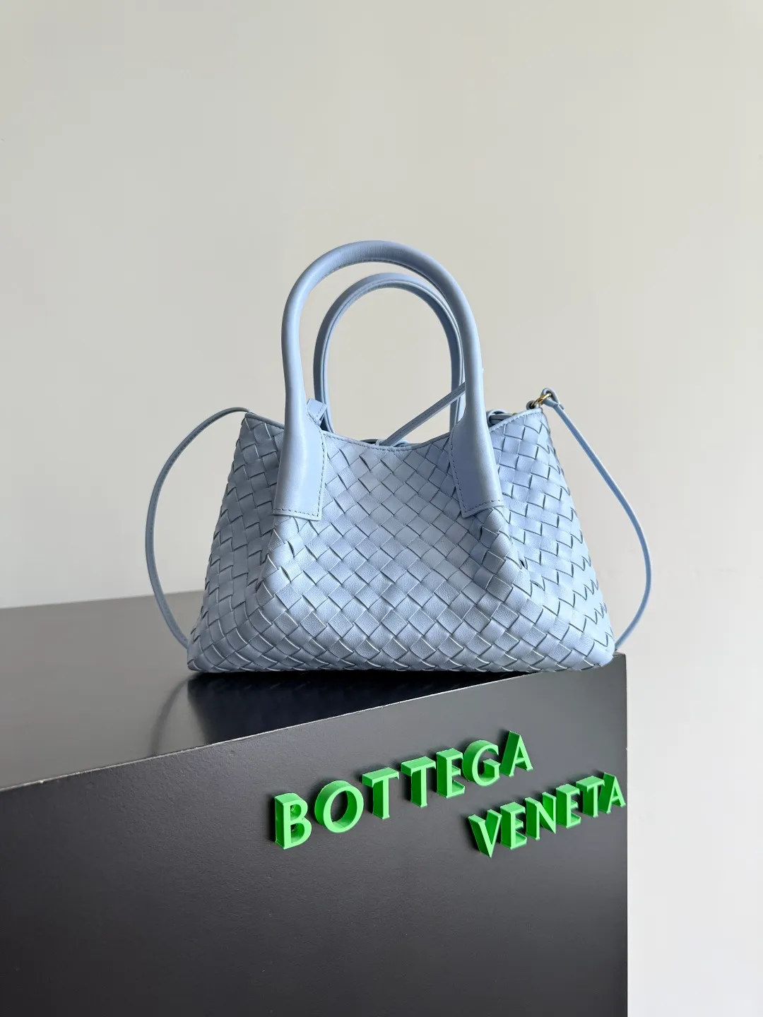 Batch 1660 BOTTEGA VENETA 2025 new product pinacoteca has super soft leather, and the weaving function, practicality and relaxed fashion sense have not fallen behind❤️‍🔥Amway has given sisters a must-have bag when going out. The size of the bag also accurately meets the commuting needs of urban beauties. It can accommodate mobile phones, keys, lipstick, powder, sunscreen, shopping bags...all of it! ! ! 🔥The capacity should not be underestimated~ It does not choose people, clothes, or occasions. With its majestic curved outline, exquisite woven texture, delicate edges and rounded handles, this woven vegetable basket bag truly achieves the goal of "dressing up and being fashionable without getting in the way"~ Are you interested in Jimei? Style number: 819004 Size: 24*15*12cm